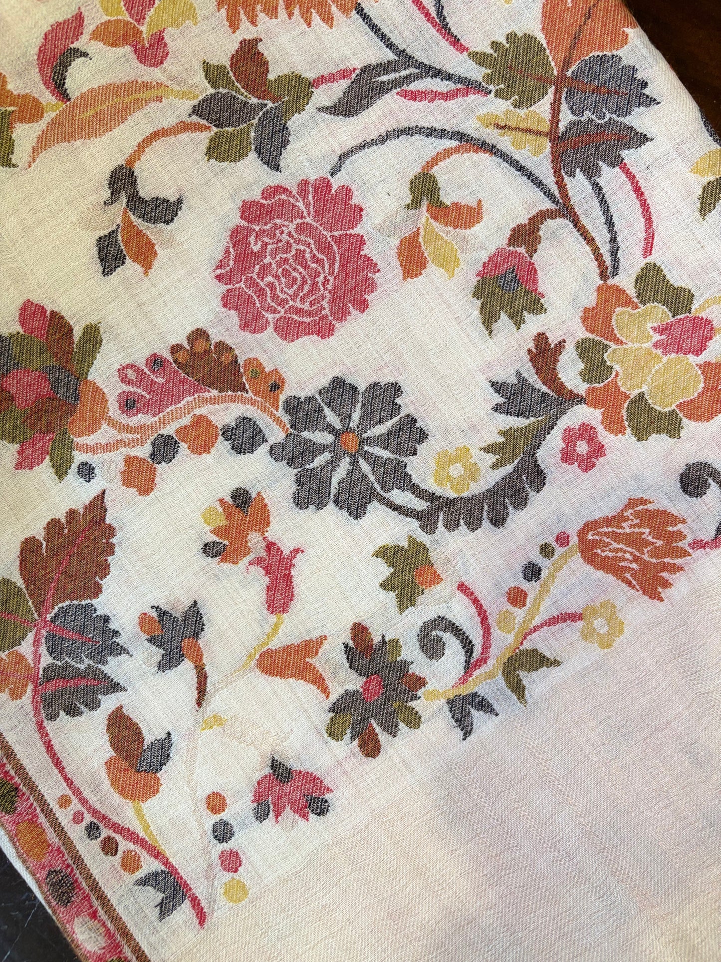 Handwoven pashmina stole in ivory gold – Tehlore