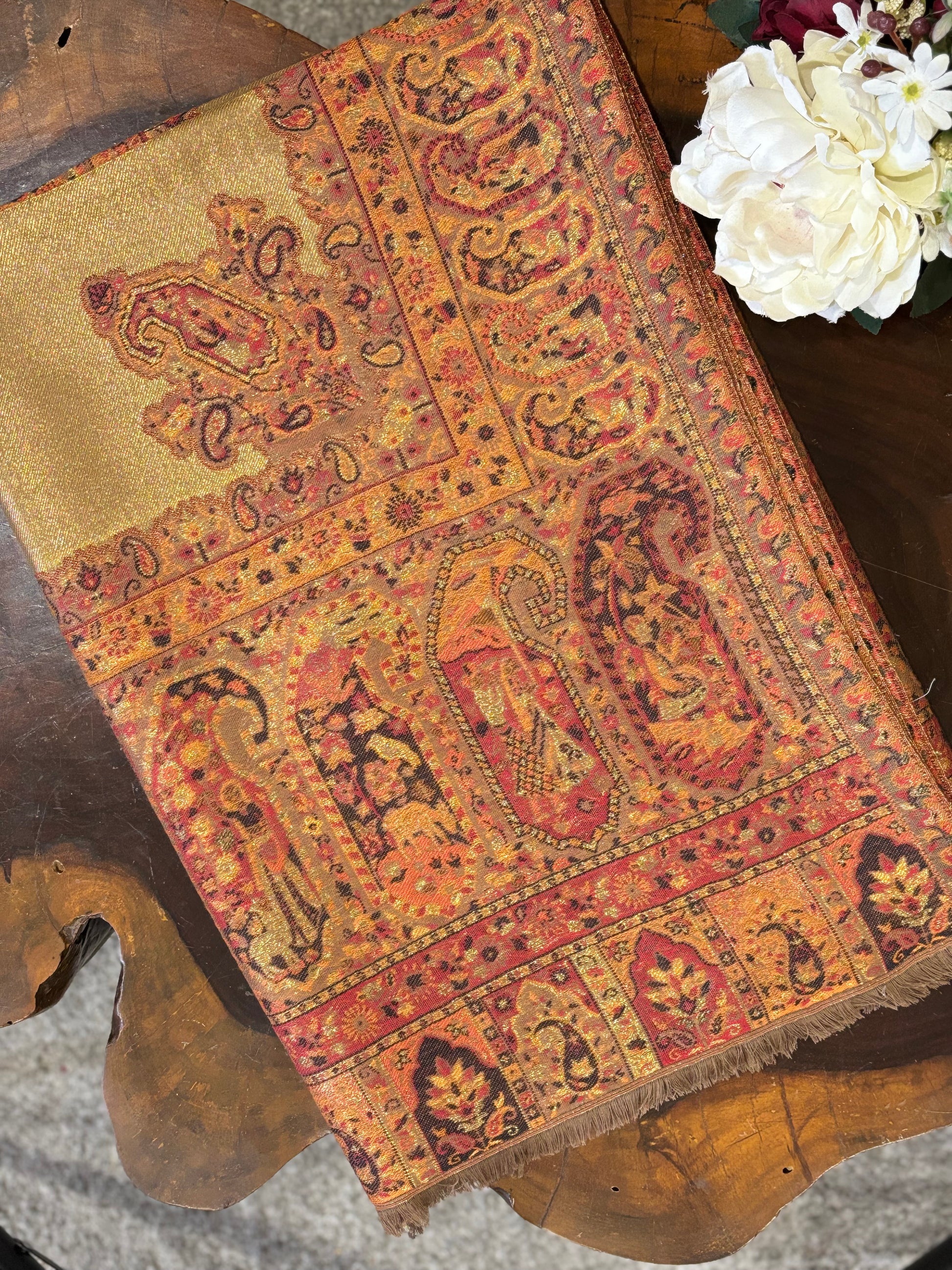 Handwoven pashmina Shawl folded – sustainable fashion